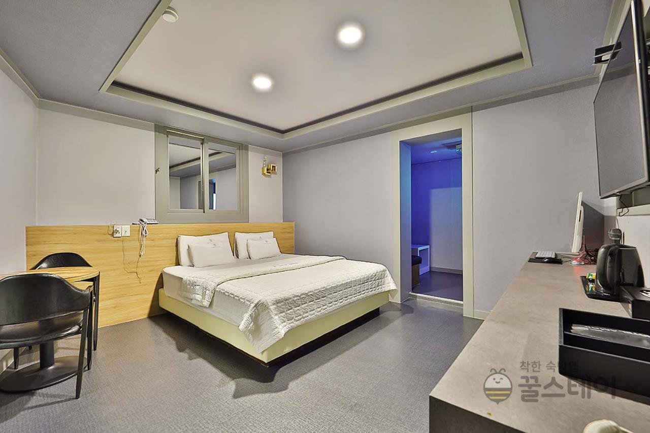 Amor Hotel Gimhae Bagian luar foto