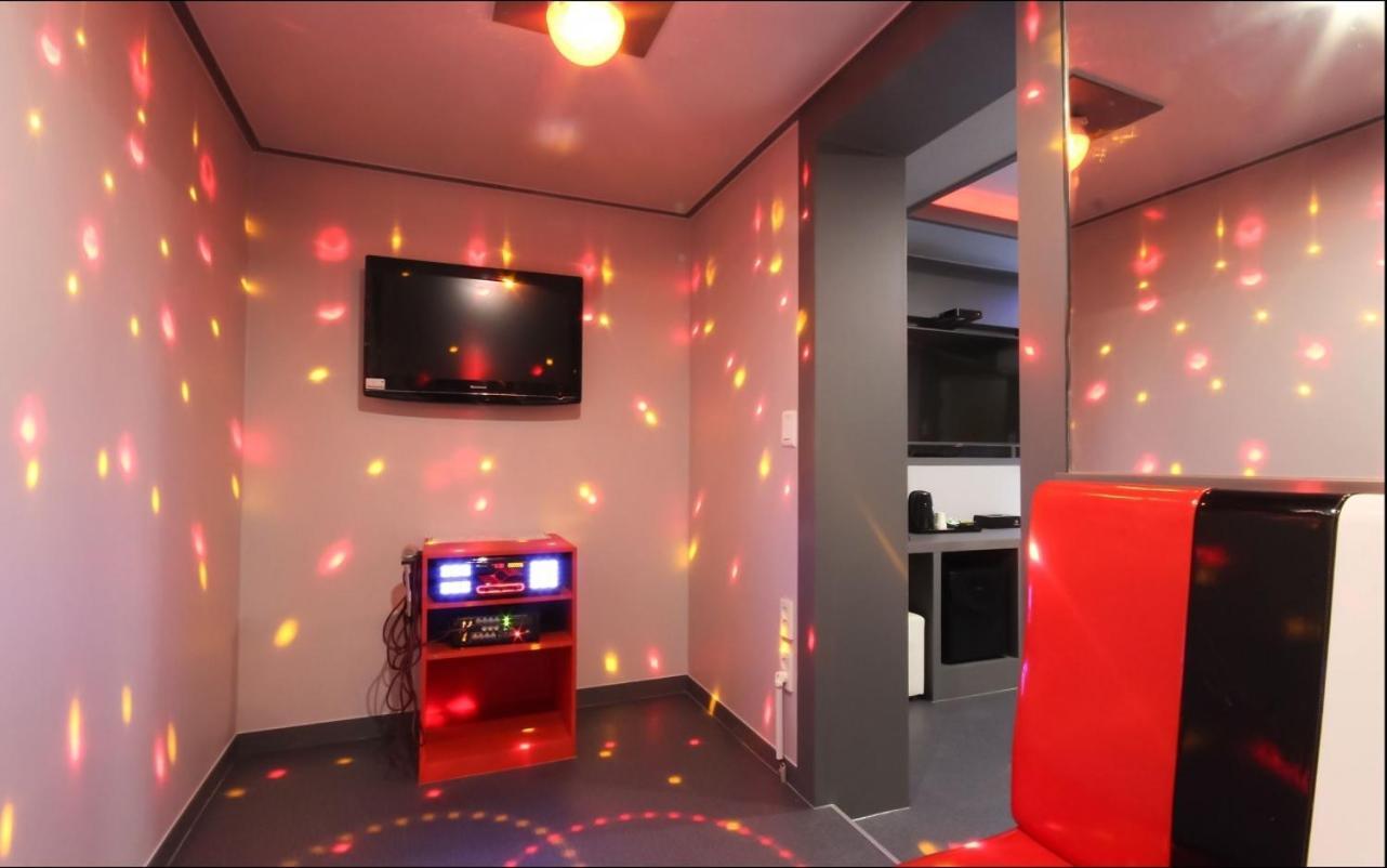 Amor Hotel Gimhae Bagian luar foto